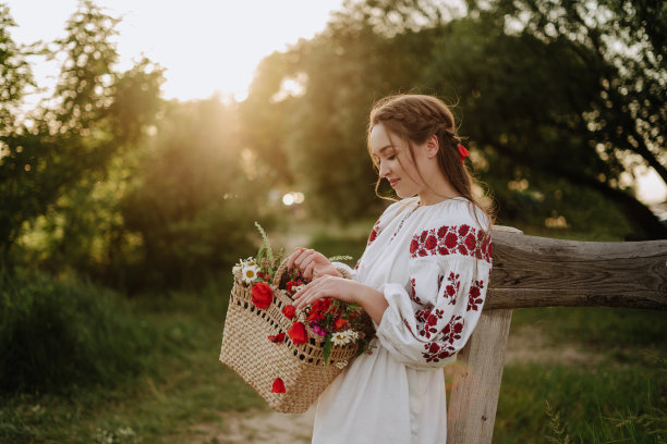 女人看花收获在柳条篮子图片下载