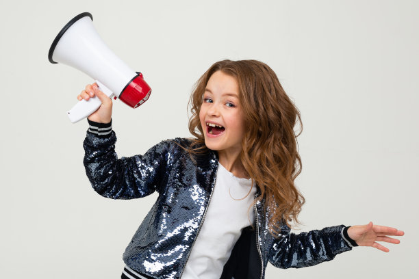 欧洲可爱的少女与一个扩音器报道新闻与扩音器她的手在一个白色的演播室背景图片下载