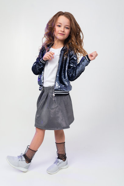 一个很酷的有吸引力的少女的照片作为一个模特在一个白色的工作室背景图片下载