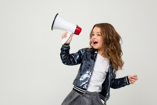 欧洲可爱的少女与一个扩音器报道新闻在一个纯白色的背景图片下载