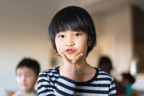亚洲女孩在家里为照相机摆姿势图片下载