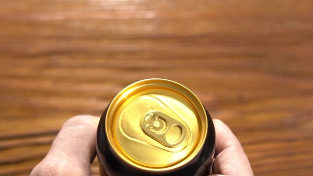 打开铝罐在近距离选择性聚焦。慢动作图片下载