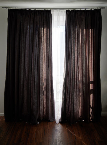 窗帘之间的小空间图片下载