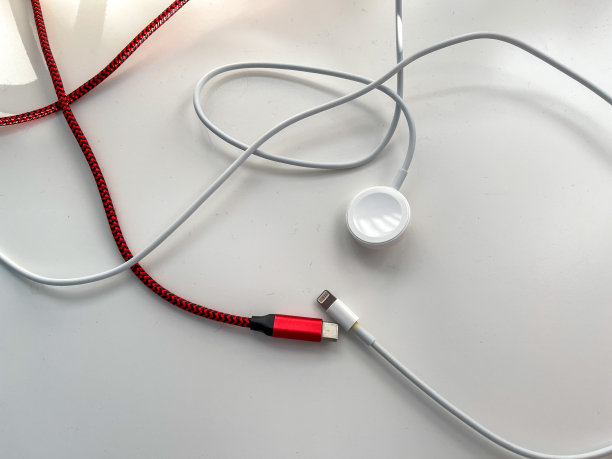 Usb、手表和手机充电线在白色背景下图片下载