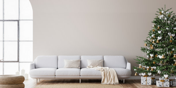 客厅圣诞室内斯堪的纳维亚风格。圣诞树和礼盒。白色沙发在墙上模型图片下载