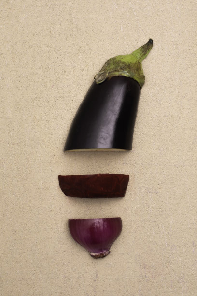 茄子，红洋葱和甜菜根切在桌上，蔬菜图片下载