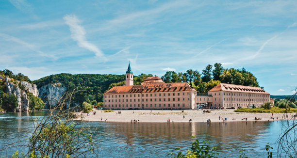 Weltenburg修道院全景图。这个地标是位于德国巴伐利亚多瑙河沿岸克尔海姆韦尔滕堡的本笃会修道院。图片下载