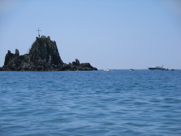 在里瓦特里戈索(利古里亚，意大利)观看阿苏岩石和一艘游艇。图片下载