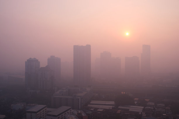 曼谷污染日出时的航拍景色，泰国PM2.5颗粒造成的烟雾和空气污染图片下载