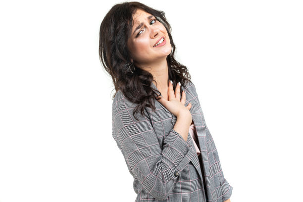 穿着经典格子灰色夹克的女孩为白色背景带来的不便道歉图片下载