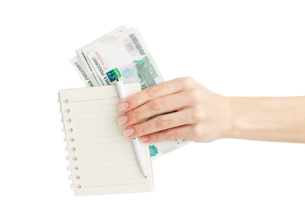 手里拿着俄罗斯卢布和笔记本，孤立上白图片下载