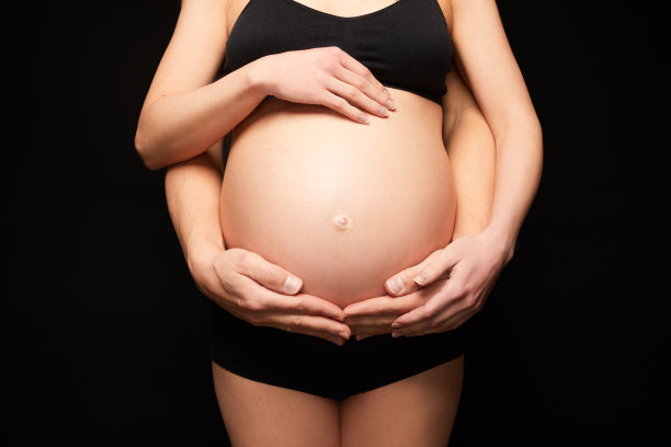 孕妇和她的丈夫图片下载