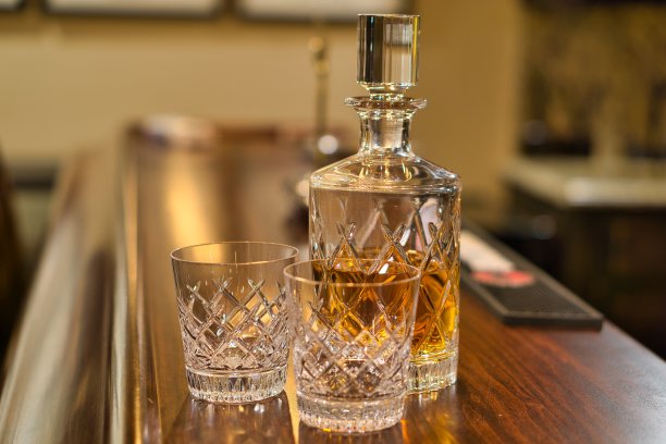 威士忌在水晶醒酒器和水晶酒杯庆祝图片下载