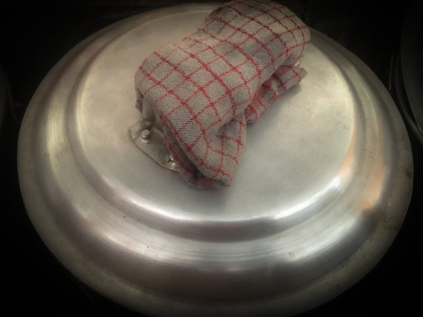 俯视图鸬鹚果肉的坚果用一块布保持热量图片下载