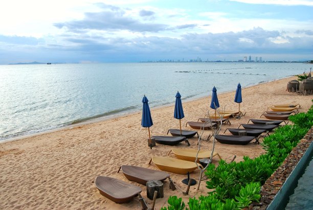 芭堤雅海滩和多云的天空。图片下载