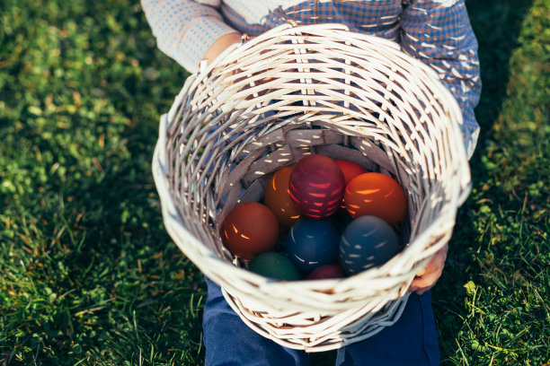 拿着装有复活节彩蛋的旧篮子的孩子图片下载