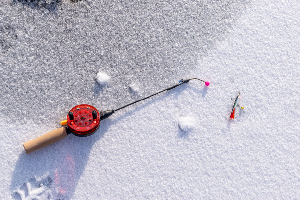冬天在冰上钓鱼图片下载