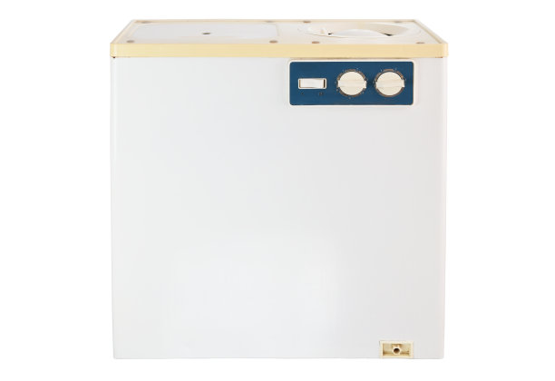 旧洗衣机孤立上白。用来洗衣服和内衣的旧洗衣机。家用电器配件。图片下载