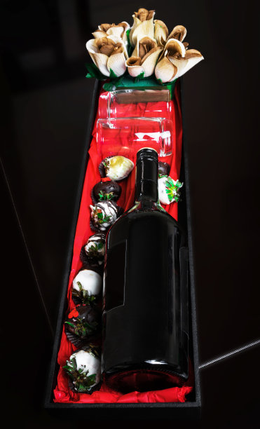 情人节礼物盒与瓶子，巧克力和鲜花隔离图片下载