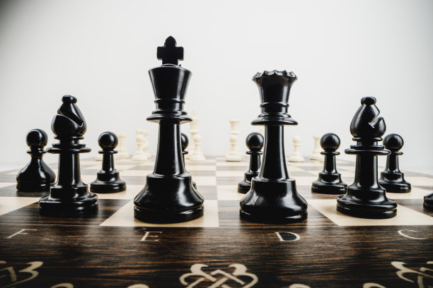 在国际象棋棋盘上的棋子的微距照片图片下载