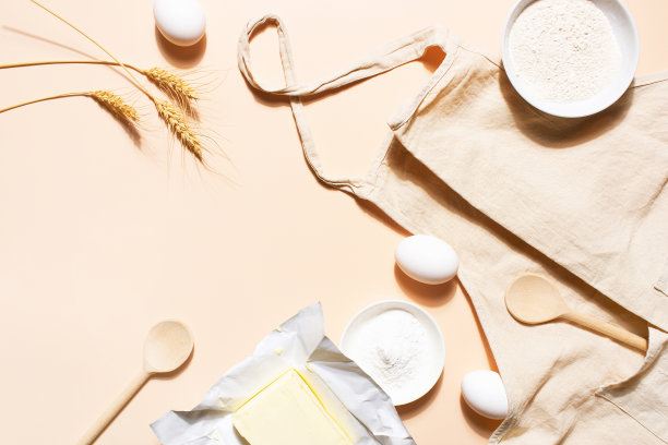 在米色的桌子上烘焙的原料图片下载