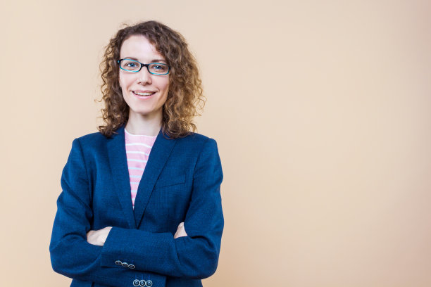 年轻的成年女性，背景孤立图片下载