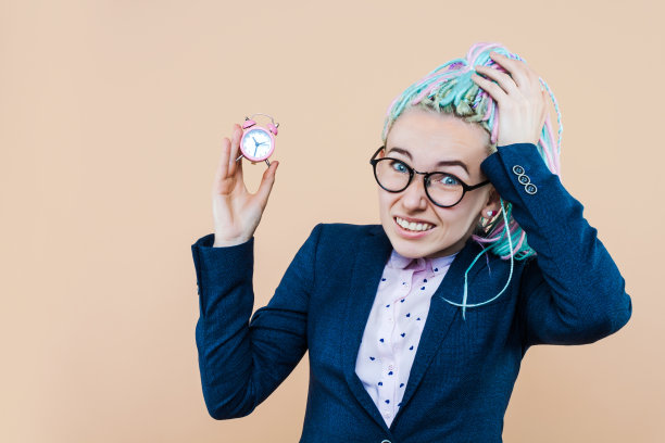 年轻的成年女性，背景孤立图片下载