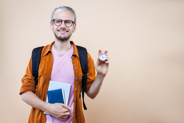 被隔离的年轻成年男性图片下载