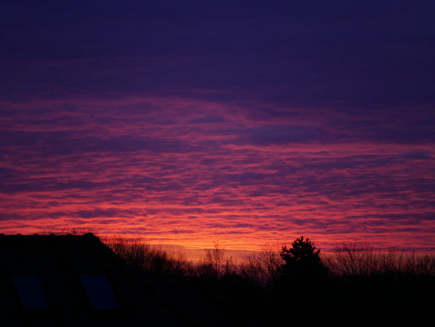城市落日中的火红天空图片下载