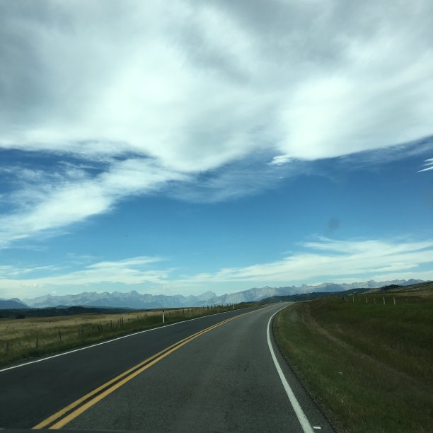 柏油路上蓝色多云的天空背景stock照片图片下载