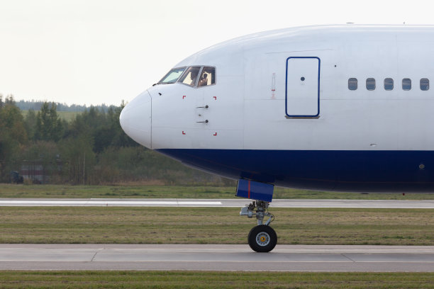 跑道上的飞机正准备起飞，近景，侧视图图片下载