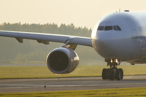 日落时分，宽体客机在跑道上滑行的特写。飞机在跑道转弯图片下载