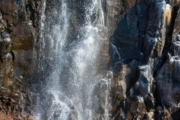 有冰的早春瀑布图片下载