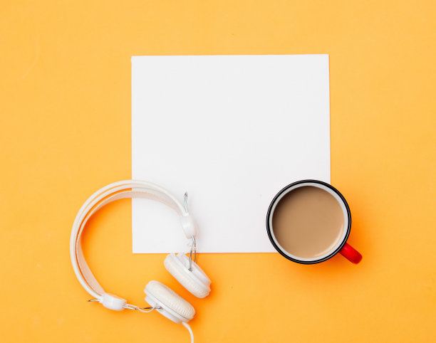 白色样板板和一杯咖啡，黄色背景上的耳机图片下载