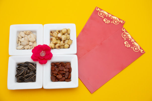 春节、农历新年、中国新年概念。晒干的向日葵，莲子，西瓜和南瓜子顶观孤立在黄色图片下载