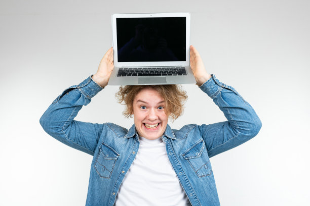 金发男子在一个模板中展示了一个笔记本电脑屏幕，该模板用于在白色背景上插入一个网站图片下载