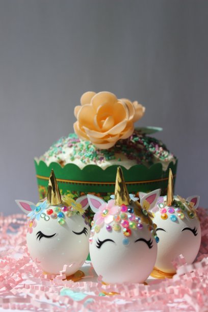 复活节快乐卡片。独角兽蛋和俄罗斯传统库利希蛋糕，白色背景的蛋糕。图片下载