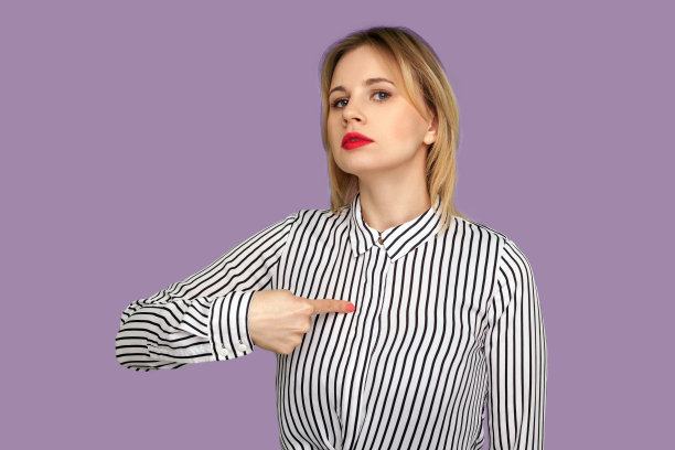 这是我!美丽的金发女人完美的红唇指向自己，看着傲慢的表情图片下载