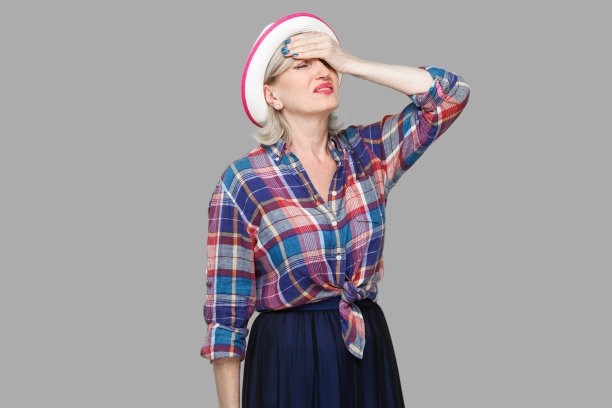 头痛、错误或问题。悲伤失望的肖像时尚成熟的女人在休闲风格与帽子站与手在前额和心烦。图片下载