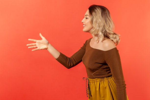 女士微笑着握手。侧视图图片下载