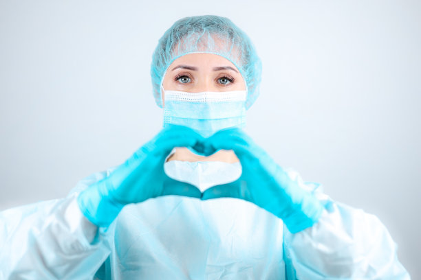 在隔离中穿着病号服和口罩的护士图片下载