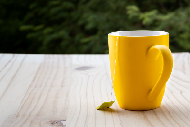 黄色的杯子和茶袋标签图片下载