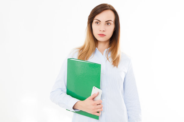 商业女性的孤立肖像，女孩与智能手机。自信的年轻的经理。本空间图片下载