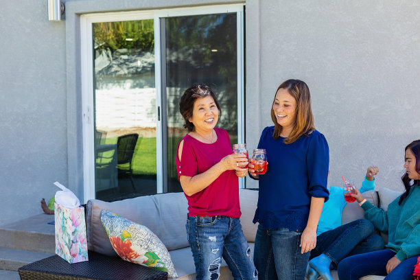 多代家庭庆典与婴儿潮一代的祖母、千禧一代的母亲和Z一代的女儿和儿子图片下载