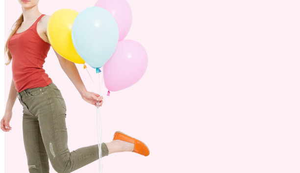 性感女性的裁剪肖像与彩色气球孤立在粉红色的背景图片下载