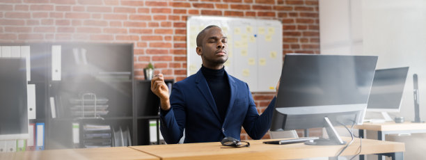 在办公椅上进行健康的瑜伽冥想图片下载