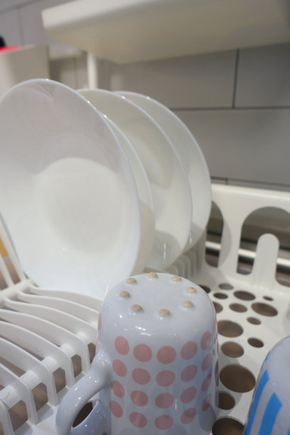 盘架，盘子排成一排，餐具，碗碟存放。图片下载