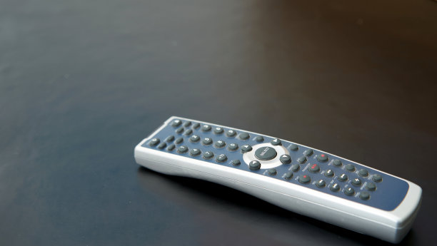 沙发上的普通遥控器图片下载