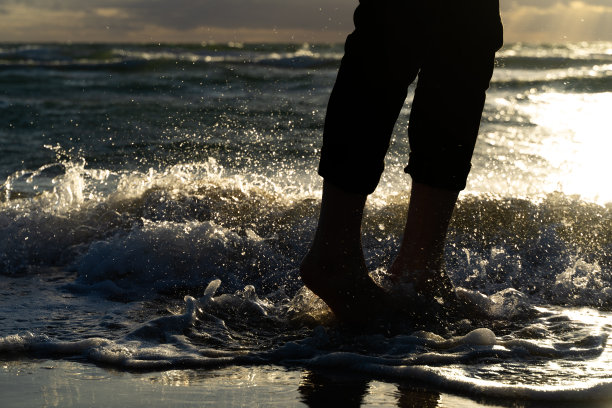 海滩上男人的侧影图片下载