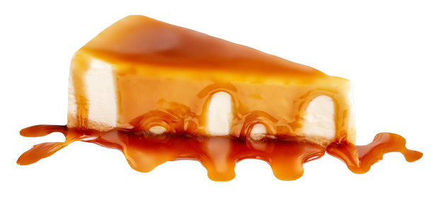 一片带有焦糖酱的芝士蛋糕，在白色的背景上分开。一块美味的焦糖蛋糕接近"n图片下载